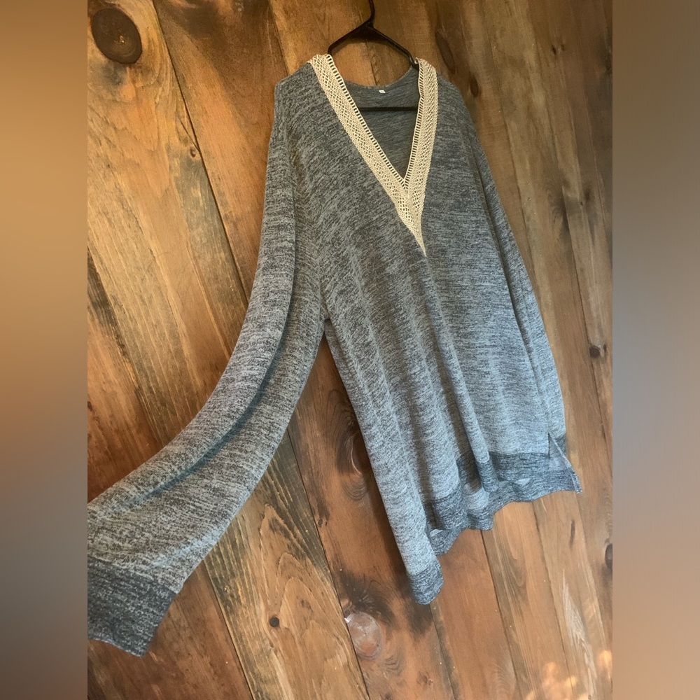 Long sleeve tunic with lace trim